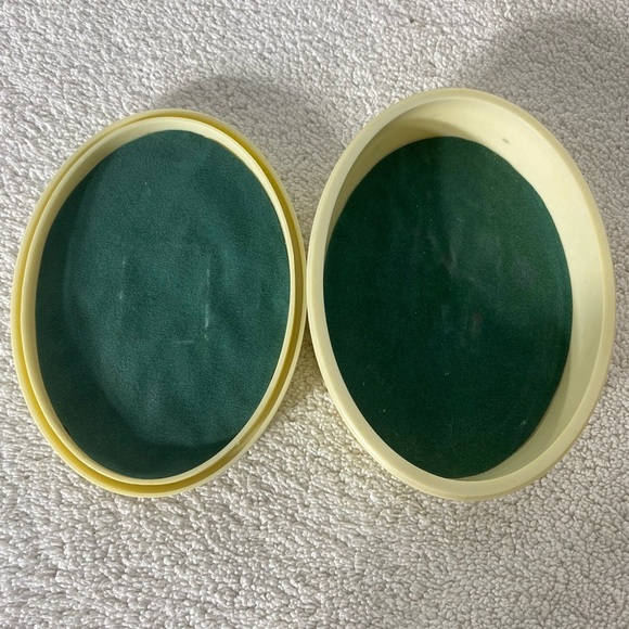 Vintage Beige Plastic Felt Lined Trinket Box - Picture 10 of 10